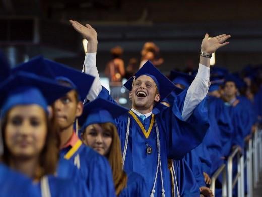 <a><img class="wp-image-1786451" title="Yoel Lapsher and other graduates arrive for the graduation ceremony" src="https://www.theepochtimes.com/assets/uploads/2015/09/145722588.jpg" alt="Yoel Lapsher and other graduates arrive for the graduation ceremony" width="583" height="438"/></a>