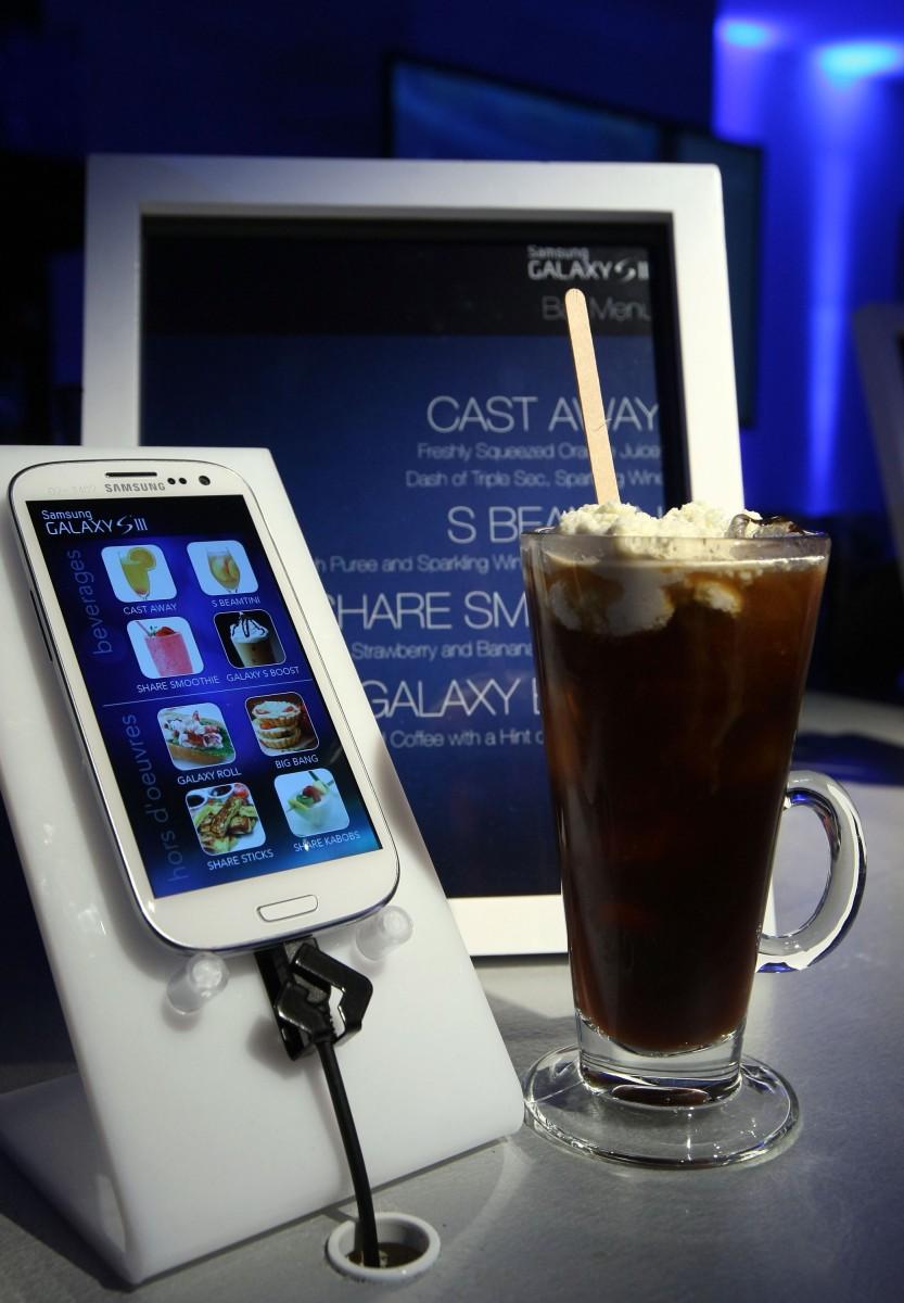 <a><img class="wp-image-1785603" title=" Samsung Galaxy S III launch day at Skylight Studios in NY on June 20, 2012 in New York City. (Neilson Barnard/Getty Images for Samsung)" src="https://www.theepochtimes.com/assets/uploads/2015/09/146600341.jpg" alt="" width="327" height="472"/></a>