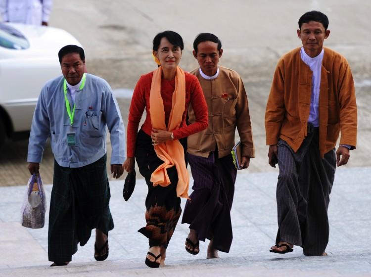 <a><img class="size-medium wp-image-1781274" src="https://www.theepochtimes.com/assets/uploads/2015/09/148141434_Suu_Kyi.jpg" alt="" width="350" height="262"/></a>