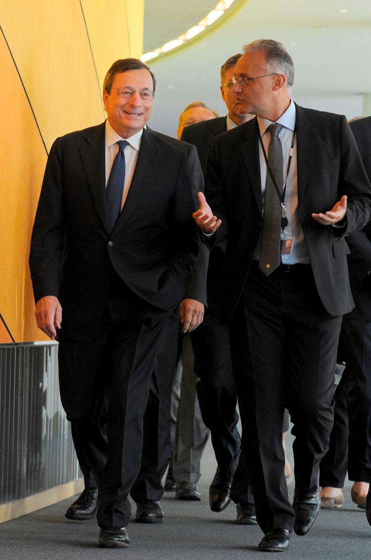 <a><img class="wp-image-1782346" title="European Central Bank (ECB) chief Mario Draghi (L)" src="https://www.theepochtimes.com/assets/uploads/2015/09/151187400.jpg" alt="European Central Bank (ECB) chief Mario Draghi (L)" width="210"/></a>