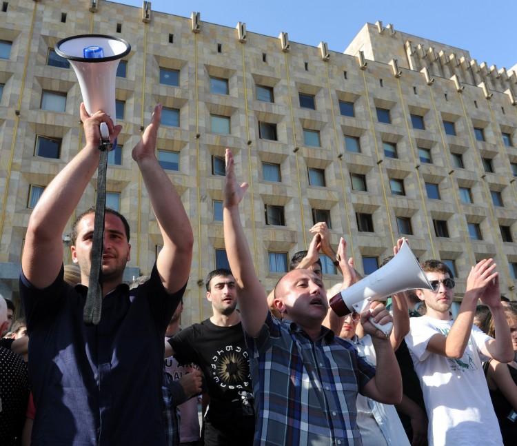 <a><img class="wp-image-1781686" title="prisons Tbilisi Georgia" src="https://www.theepochtimes.com/assets/uploads/2015/09/152346730.jpg" alt="People shout on Sept. 19, 2012 during a protest against torture in prisons, blocking one of the main streets in Tbilisi, Georgia. (Vano Shlamov/AFP/GettyImages)" width="590" height="509"/></a>