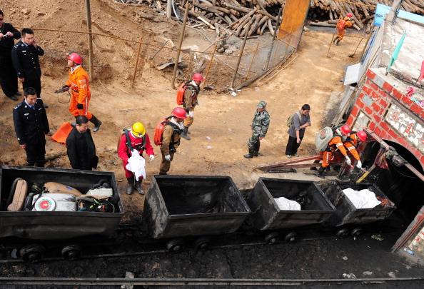<a><img class="size-large wp-image-1781454" src="https://www.theepochtimes.com/assets/uploads/2015/09/152752264.jpg" alt="Chinese rescuers remove bodies of miners killed when the cable of a rail carriage taking workers into the mine snapped, sending the 34 miners plummeting into the pit, in Baiyin, located in China's Gansu Province on September 25, 2012. (STR/AFP/GettyImages)" width="590" height="402"/></a>