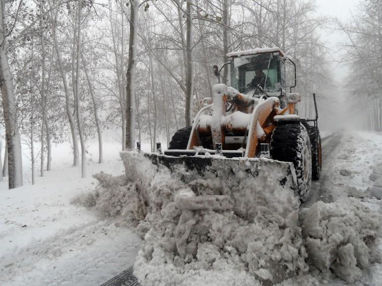 <a><img class="size-large wp-image-1774546" src="https://www.theepochtimes.com/assets/uploads/2015/09/155426985.jpg" alt="a bulldozer to clear a snow-covered street" width="590" height="442"/></a>