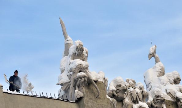 <a><img class="size-large wp-image-1773443" src="https://www.theepochtimes.com/assets/uploads/2015/09/158463003.jpg" alt="A communal worker cleans snow from sculptures adorning the roof of the "House with Chimaeras" by architect Vladislav Gorodetsky (1863-1930) in Kiev on Dec. 17. (Sergei Supinsky/AFP/Getty Images)" width="590" height="351"/></a>