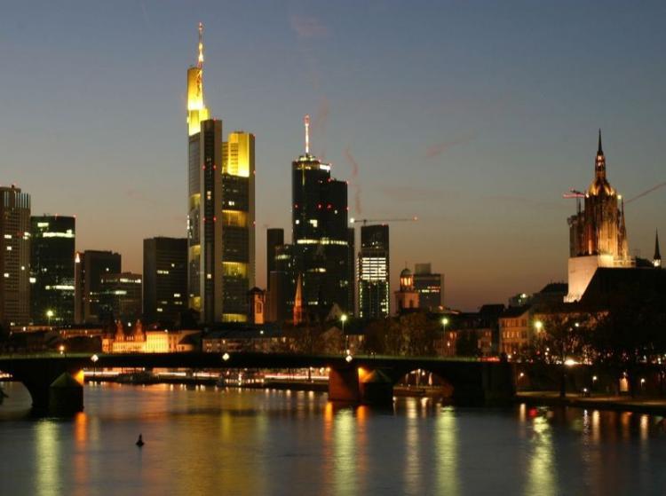 <a><img src="https://www.theepochtimes.com/assets/uploads/2015/09/2009-02-21-xxl--322780_R_by_Lars-Berdel_pixelio.de_new.jpg" alt="Frankfurt am Main skyline. (Lars Berdel/www.pixelio.de)" title="Frankfurt am Main skyline. (Lars Berdel/www.pixelio.de)" width="320" class="size-medium wp-image-1830247"/></a>
