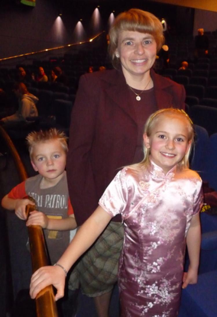 <a><img src="https://www.theepochtimes.com/assets/uploads/2015/09/2009-03-10-l--2009-AArhus-Hans-AnneMette-En-ET-jpg.jpg" alt="Oskar Björk, Anna and Anne Mette Mortensen, members of a big family at the Shen Yun Performing Arts show in Aarhus (Hans Bengtsson/The Epoch Times)" title="Oskar Björk, Anna and Anne Mette Mortensen, members of a big family at the Shen Yun Performing Arts show in Aarhus (Hans Bengtsson/The Epoch Times)" width="320" class="size-medium wp-image-1829721"/></a>