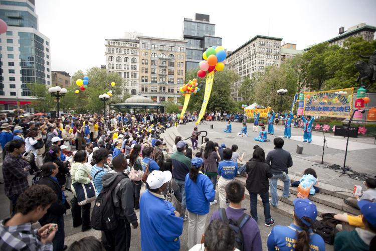 <a><img src="https://www.theepochtimes.com/assets/uploads/2015/09/20110513020.jpg" alt="Practitioners of Falun Gong demonstrate exercises as a large crowd looks on at Union Square park on Friday at the World Falun Dafa Day celebration. (Ed Dai/The Epoch Times)" title="Practitioners of Falun Gong demonstrate exercises as a large crowd looks on at Union Square park on Friday at the World Falun Dafa Day celebration. (Ed Dai/The Epoch Times)" width="575" class="size-medium wp-image-1804037"/></a>