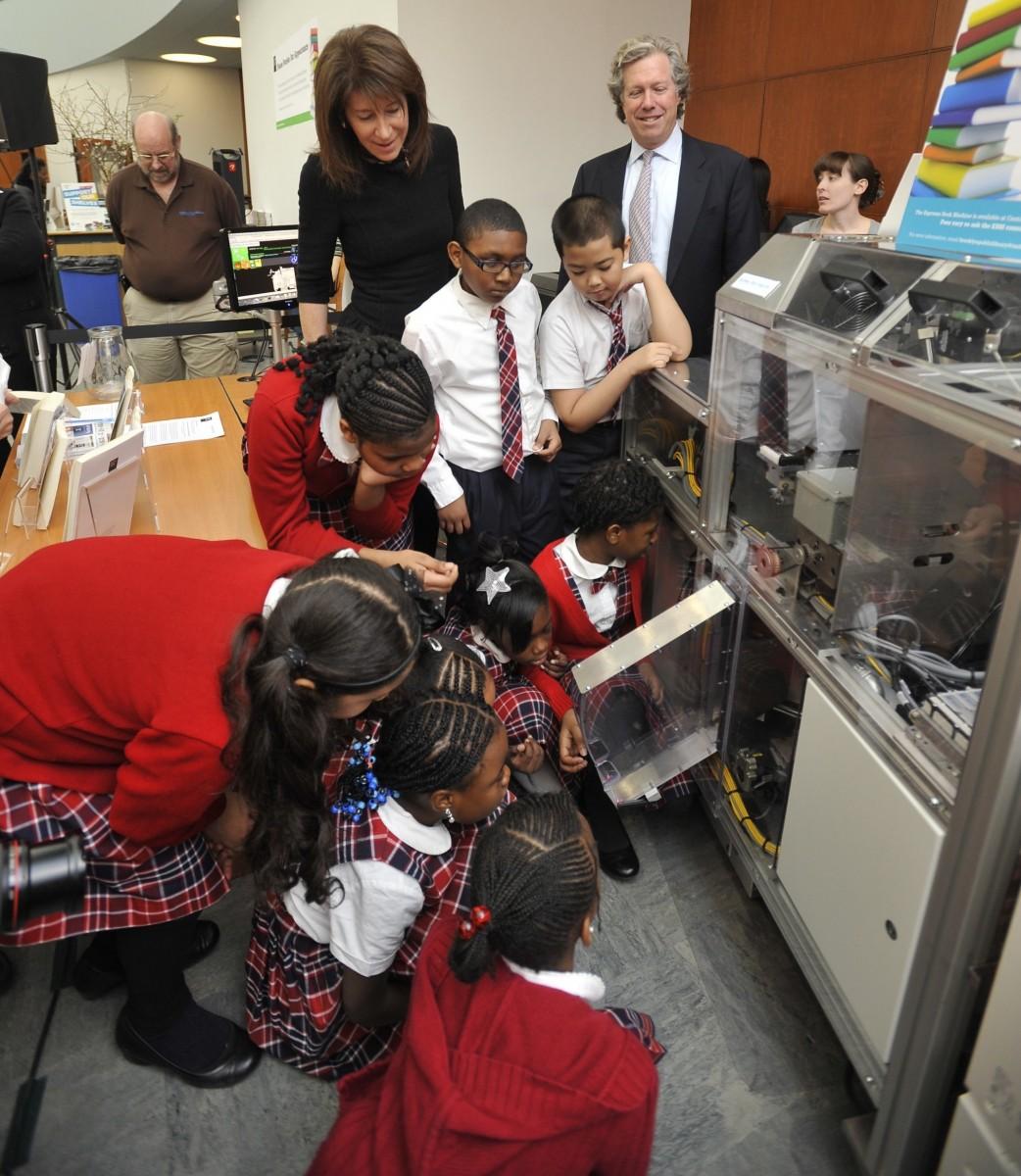 <a><img class="size-large wp-image-1790891" src="https://www.theepochtimes.com/assets/uploads/2015/09/2012-20Mar7SelfPub-20133.jpg" alt="" width="325" height="374"/></a>