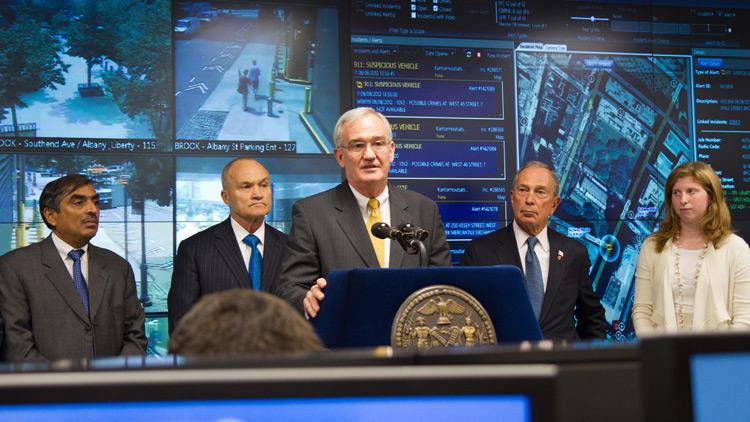 <a><img class="size-full wp-image-1783583" title="President of Microsoft Americas Services" src="https://www.theepochtimes.com/assets/uploads/2015/09/20120808_NYPD+Mircosoft_Chasteen_IMG_4421.jpg" alt="President of Microsoft Americas Services" width="750" height="422"/></a>