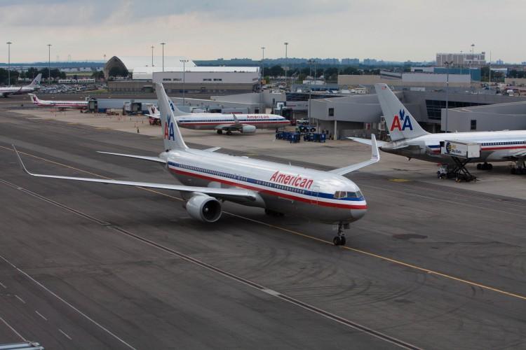 <a><img class="size-large wp-image-1775274" title=" An American Airlines plane prepares for takeoff at the JFK airport on Aug. 14 in New York City. (Benjamin Chasteen/The Epoch Times) " src="https://www.theepochtimes.com/assets/uploads/2015/09/20120814American+Airlines+_BenC_4978.jpg" alt=" An American Airlines plane prepares for takeoff at the JFK airport on Aug. 14 in New York City. (Benjamin Chasteen/The Epoch Times) " width="590" height="393"/></a>