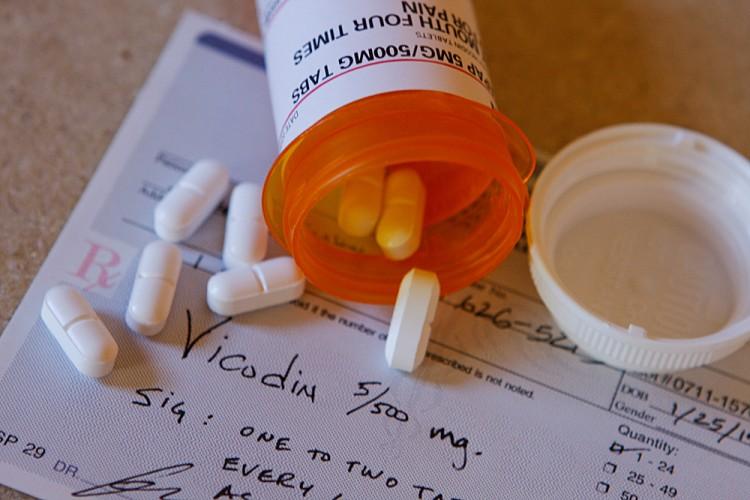 <a><img class="size-large wp-image-1772335" title="20121213_Painkillers_Epochtimes- Vicodin medication on a prescription form at a doctor's office in California on Dec. 13, 2012. A new study has revealed that teens are using drugs such as Vicodin recreationally at an alarmingly high rate. (Maria Daly Centurion/The Epoch Times) " src="https://www.theepochtimes.com/assets/uploads/2015/09/20121213_Painkillers_Epochtimes.jpg" alt=" Vicodin medication on a prescription form at a doctor's office in California on Dec. 13, 2012. A new study has revealed that teens are using drugs such as Vicodin recreationally at an alarmingly high rate. (Maria Daly Centurion/The Epoch Times) " width="590" height="393"/></a>