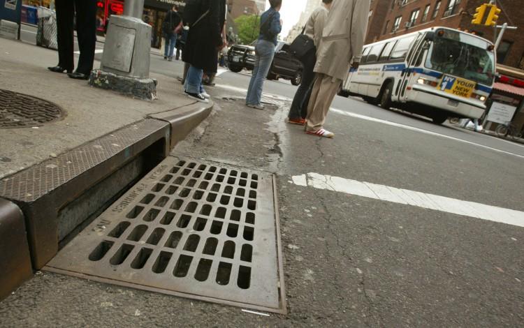 <a><img class="size-large wp-image-1784343" title="Pedestrians walk through an intersection on May 27, 2003 in New York City. (Chris Hondros/Getty Images)" src="https://www.theepochtimes.com/assets/uploads/2015/09/2032543.jpg" alt="Pedestrians walk through an intersection on May 27, 2003 in New York City. (Chris Hondros/Getty Images)" width="590" height="369"/></a>