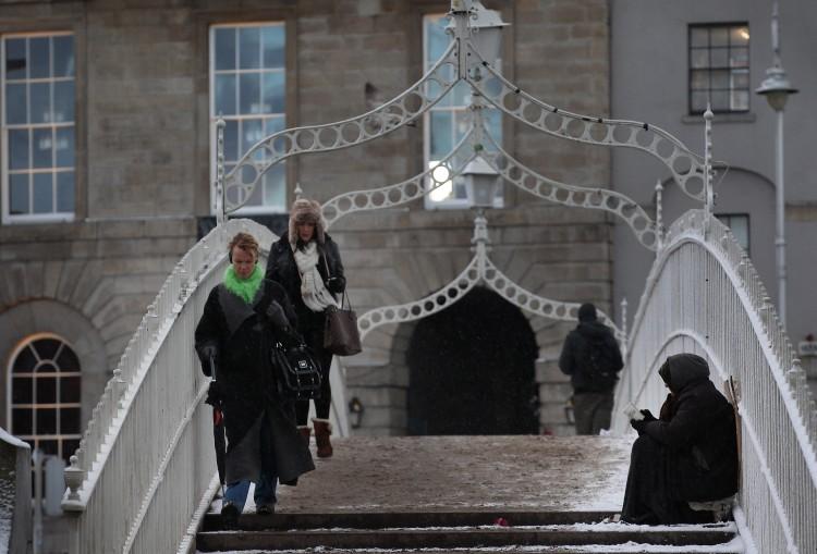 <a><img class="size-large wp-image-1785548" title="WHO'S IN HER CORNER?: A homeless woman holds out a cup for money on The Ha'Penny Bridge on December 1st, 2010 in Dublin, Ireland. In a poll, 78 per cent of Irish people wanted the right to adequate housing enshrined in the constitution" src="https://www.theepochtimes.com/assets/uploads/2015/09/21.jpg" alt="WHO'S IN HER CORNER?: A homeless woman holds out a cup for money on The Ha'Penny Bridge on December 1st, 2010 in Dublin, Ireland. In a poll, 78 per cent of Irish people wanted the right to adequate housing enshrined in the constitution" width="590" height="399"/></a>