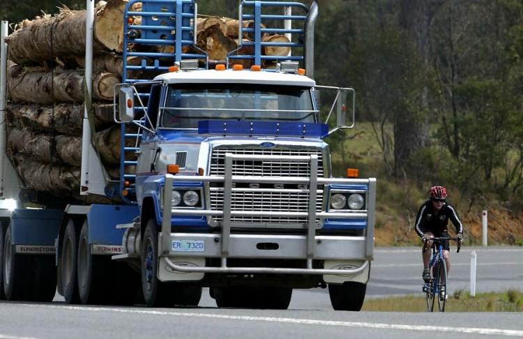 <a><img class="size-large wp-image-1788640" title="Riders battle it out with the logging lorries" src="https://www.theepochtimes.com/assets/uploads/2015/09/2727051.jpg" alt="" width="590" height="382"/></a>