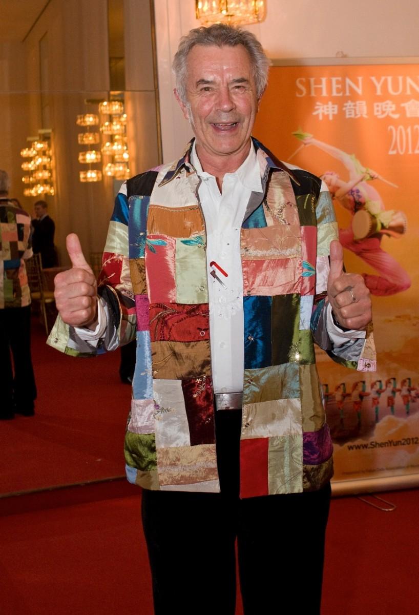 <a><img class="size-large wp-image-1789989" title="3683_Shaun Van Steyn_Artist_Son of 007_RogerMoore" src="https://www.theepochtimes.com/assets/uploads/2015/09/3683_Shaun-Van-Steyn_Artist_Son-of-007_RogerMoore.jpg" alt="" width="241" height="354"/></a>