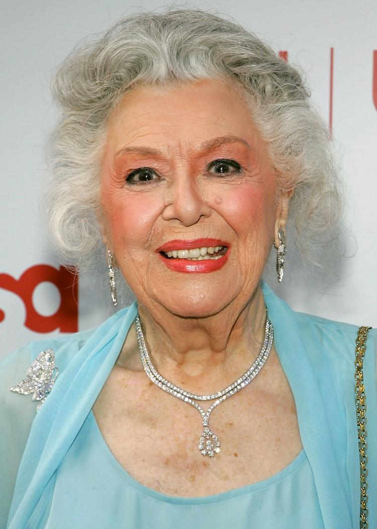 <a><img class="wp-image-1786272 " title="Sir Sean Connery Receives The 34th AFI Life Achievement Award - Arrivals" src="https://www.theepochtimes.com/assets/uploads/2015/09/71159258.jpg" alt="" width="169" height="235"/></a>