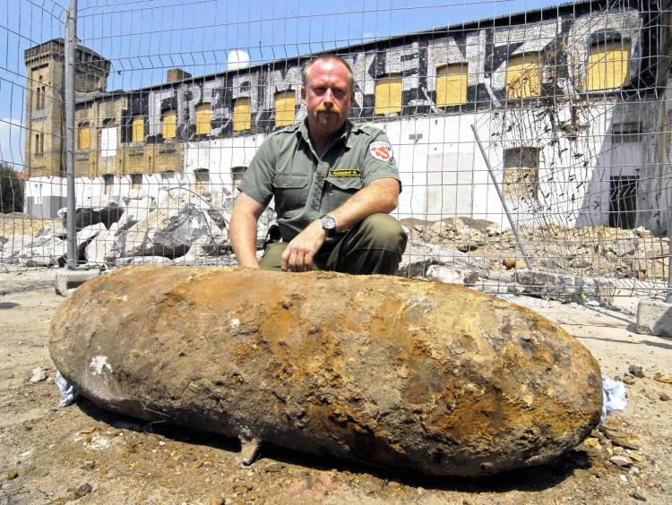 <a><img class="size-large wp-image-1793241" title="Manuel Kunzendorf, a police bomb disposa" src="https://www.theepochtimes.com/assets/uploads/2015/09/71494848.jpg" alt="" width="590" height="443"/></a>