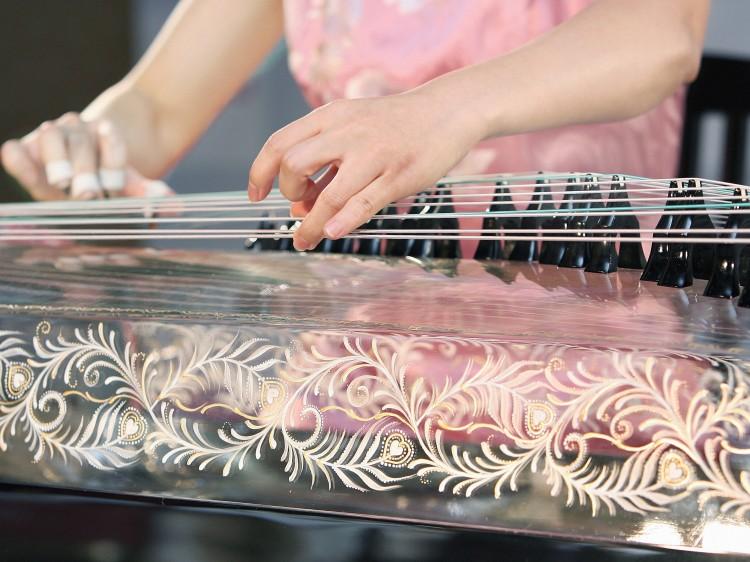 <a><img class="size-large wp-image-1775244" title="72667871" src="https://www.theepochtimes.com/assets/uploads/2015/09/72667871.jpg" alt="the Gu Zheng" width="590" height="442"/></a>