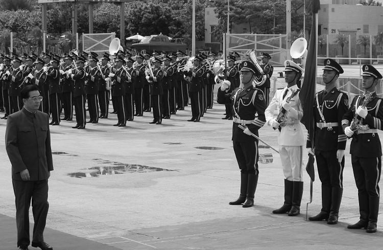 <a><img class="size-large wp-image-1775046" src="https://www.theepochtimes.com/assets/uploads/2015/09/74962437.jpg" alt="Hu Jintao inspects the People's Liberation Army Garrison" width="590" height="385"/></a>