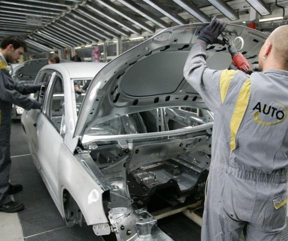 <a><img class="size-medium wp-image-1794374" title="Employees works on a Volkswagen (VW) car" src="https://www.theepochtimes.com/assets/uploads/2015/09/79794344.jpg" alt="" width="350" height="293"/></a>
