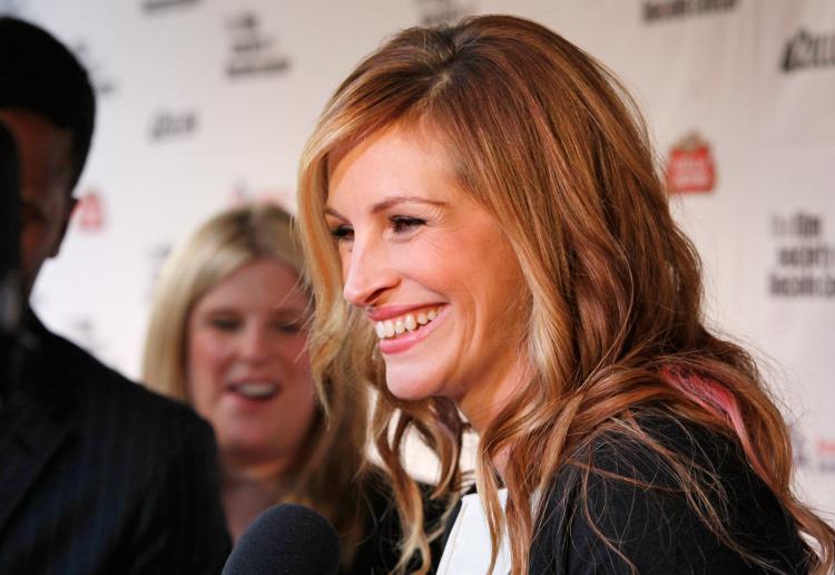 <a><img src="https://www.theepochtimes.com/assets/uploads/2015/09/86252719.jpg" alt="Actress Julia Roberts attends an event in New York City on April 27, 2009. (Mark Von Holden/Getty Images)" title="Actress Julia Roberts attends an event in New York City on April 27, 2009. (Mark Von Holden/Getty Images)" width="320" class="size-medium wp-image-1819504"/></a>