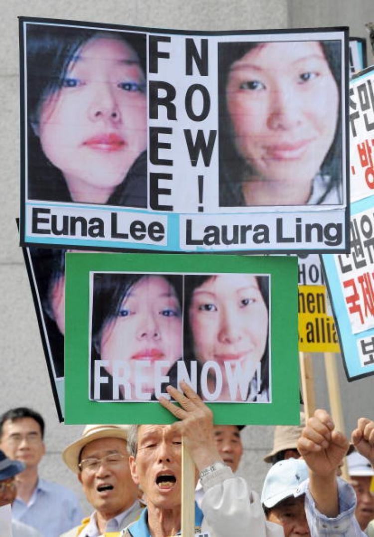 <a><img class="size-medium wp-image-1826953" title="A South Korean conservative activist holds pictures of U.S. journalists Euna Lee (L) and Laura Ling (R) during a rally denouncing North Korea's detention of the journalists in Seoul. (Jung Yeon-je/AFP/Getty Images)" src="https://www.theepochtimes.com/assets/uploads/2015/09/88286291.jpg" alt="A South Korean conservative activist holds pictures of U.S. journalists Euna Lee (L) and Laura Ling (R) during a rally denouncing North Korea's detention of the journalists in Seoul. (Jung Yeon-je/AFP/Getty Images)" width="320"/></a>
