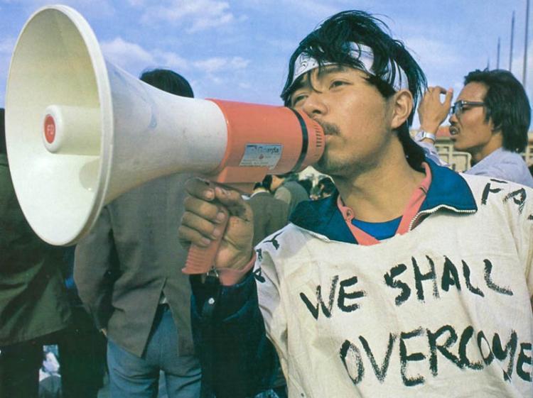 <a><img src="https://www.theepochtimes.com/assets/uploads/2015/09/89Protest2009-06-02-xxl--P085_new.jpg" alt="'We shall overcome' - Chinese students chose the English language in 1989 and this theme to better let the world's press know their message of hope. (64memo.com)" title="'We shall overcome' - Chinese students chose the English language in 1989 and this theme to better let the world's press know their message of hope. (64memo.com)" width="320" class="size-medium wp-image-1828048"/></a>