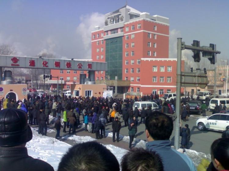 <a><img src="https://www.theepochtimes.com/assets/uploads/2015/09/90902162934794tonghua.jpg" alt="Workers outside the Tonghua factory in Jilin Province, in unrelated protests about pay cuts in March, 2009. (Blogger photo)" title="Workers outside the Tonghua factory in Jilin Province, in unrelated protests about pay cuts in March, 2009. (Blogger photo)" width="320" class="size-medium wp-image-1826424"/></a>