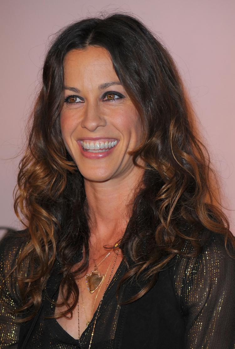 <a><img src="https://www.theepochtimes.com/assets/uploads/2015/09/92341299.jpg" alt="Alanis Morissette on Wednesday announced she and husband Mario Treadway, also known as 'Souleye,' are having their first child. (Jason Merritt/Getty Images)" title="Alanis Morissette on Wednesday announced she and husband Mario Treadway, also known as 'Souleye,' are having their first child. (Jason Merritt/Getty Images)" width="320" class="size-medium wp-image-1816249"/></a>