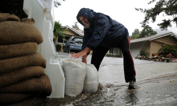 <a><img src="https://www.theepochtimes.com/assets/uploads/2015/09/94124245.jpg" alt="TROUBLE: Dan McLathan places sandbags outside his house, as heavy rain raises the possibility of flooding and landslides in Los Angeles on Dec. 7. Los Angeles police were to go door-to-door notifying the affected residents. (Mark Ralston/AFP/Getty Images)" title="TROUBLE: Dan McLathan places sandbags outside his house, as heavy rain raises the possibility of flooding and landslides in Los Angeles on Dec. 7. Los Angeles police were to go door-to-door notifying the affected residents. (Mark Ralston/AFP/Getty Images)" width="320" class="size-medium wp-image-1824828"/></a>