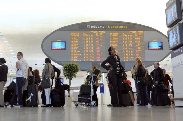 <a><img src="https://www.theepochtimes.com/assets/uploads/2015/09/98698824airport.jpg" alt="Passengers queue before boarding Air France flights on April 20 at the Charles de Gaulle airport in Paris. (Fred Dufor/AFP/Getty Images)" title="Passengers queue before boarding Air France flights on April 20 at the Charles de Gaulle airport in Paris. (Fred Dufor/AFP/Getty Images)" width="320" class="size-medium wp-image-1819553"/></a>