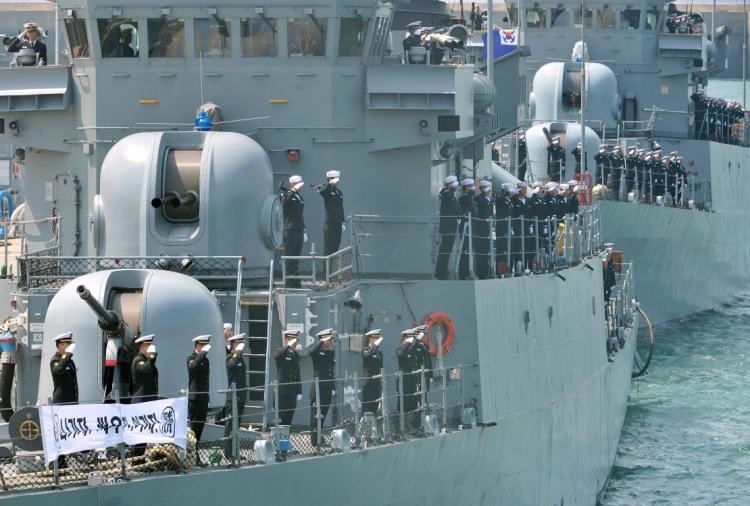 <a><img src="https://www.theepochtimes.com/assets/uploads/2015/09/98736419ship.jpg" alt="South Korean sailors pay their final respects from warships at a naval base in Pyeongtaek on April 29, 2010 to the 46 sailors killed when the warship Cheonan sank last month. (Korea Pool/AFP/Getty Images)" title="South Korean sailors pay their final respects from warships at a naval base in Pyeongtaek on April 29, 2010 to the 46 sailors killed when the warship Cheonan sank last month. (Korea Pool/AFP/Getty Images)" width="320" class="size-medium wp-image-1819695"/></a>