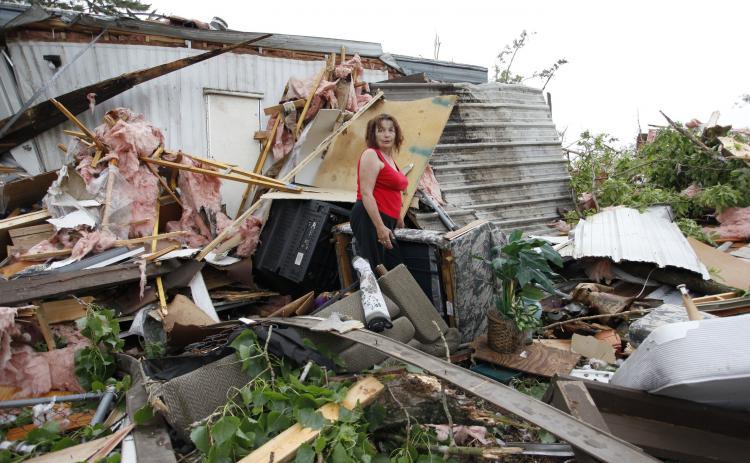 <a><img src="https://www.theepochtimes.com/assets/uploads/2015/09/98969379.jpg" alt="Linda King, 61, stands in the debris of the trailer home she had not yet finished moving into in Slaughterville, Oklahoma, after the Oklahoma tornado. (Brett Deering/Getty Images)" title="Linda King, 61, stands in the debris of the trailer home she had not yet finished moving into in Slaughterville, Oklahoma, after the Oklahoma tornado. (Brett Deering/Getty Images)" width="320" class="size-medium wp-image-1820036"/></a>