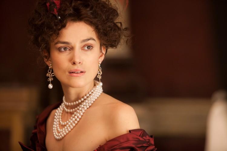 <a><img class="size-large wp-image-1770164" src="https://www.theepochtimes.com/assets/uploads/2015/09/ANNA+KARENINA-+KEIRA+KNIGHTLEY+WITH+PEARL+NECKLACE+AND+RED+GOWN.jpg" alt="Keira Knightley stars as Anna in director Joe Wrightâs bold, theatrical new vision of the epic story of love, "Anna Karenina", a Focus Features release. (Laurie Sparham/Focus Features)" width="590" height="393"/></a>