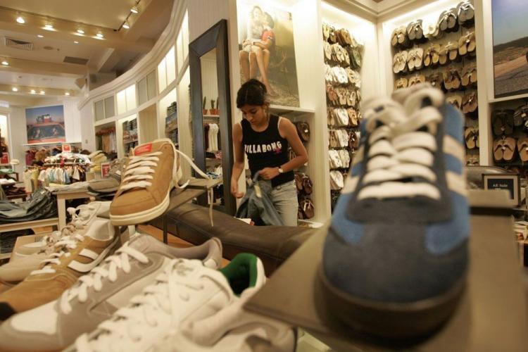 <a><img src="https://www.theepochtimes.com/assets/uploads/2015/09/Abercrombie.jpg" alt="A girl shops at the Abercrombie & Fitch store in San Francisco, California. The teen retailer chain has announced some price cuts after same store sales declined precipitously during the last quarter. (David Paul Morris/Getty Images)" title="A girl shops at the Abercrombie & Fitch store in San Francisco, California. The teen retailer chain has announced some price cuts after same store sales declined precipitously during the last quarter. (David Paul Morris/Getty Images)" width="320" class="size-medium wp-image-1828275"/></a>
