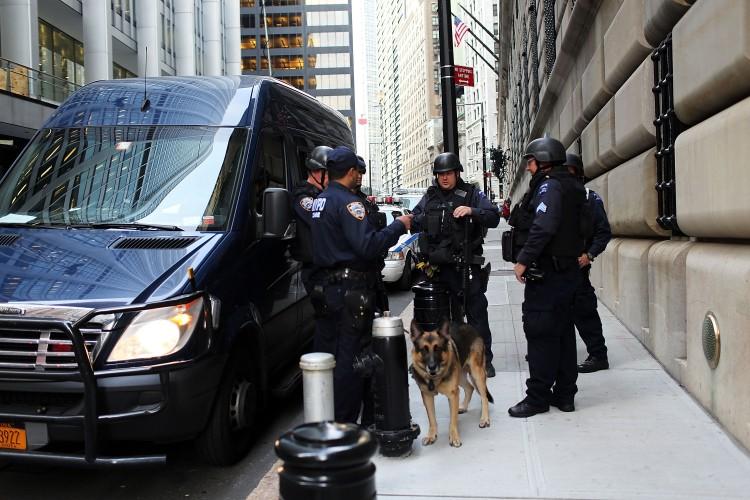 <a><img class="size-large wp-image-1775516" src="https://www.theepochtimes.com/assets/uploads/2015/09/BombManhattan.jpg" alt="Police stand in front of the Federal Reserve Bank in New York City on Oct. 17. A Bangladeshi national was arrested by Federal Authorities for allegedly plotting to blow up the Federal Reserve Bank. (Spencer Platt/Getty Images)" width="590" height="393"/></a>