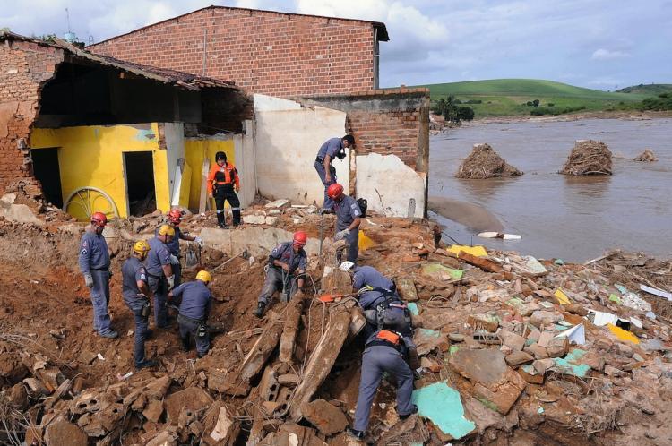 <a><img src="https://www.theepochtimes.com/assets/uploads/2015/09/Brazil102411910.jpg" alt="Rescuers search for victims from the damage caused by the flooding of the Mandau river, in Branquinha, Alagoas State, Brazil, on June 25. Additional rainfall over the weekend threatens more flooding to the already battered Brazil. (Evaristo Sa/Getty Images)" title="Rescuers search for victims from the damage caused by the flooding of the Mandau river, in Branquinha, Alagoas State, Brazil, on June 25. Additional rainfall over the weekend threatens more flooding to the already battered Brazil. (Evaristo Sa/Getty Images)" width="320" class="size-medium wp-image-1818041"/></a>