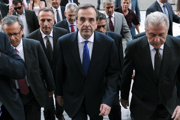 <a><img class="size-full wp-image-1785754" title="Greece's new Prime Minister Antonis Samaras and Foreign minister Dimitris Avramopoulos (R), flanked by security and newly appointed ministers, arrive at the Greek parliament for their first cabinet meeting on June 21. (Louisa Gouliamaki/AFP/GettyImages)" src="https://www.theepochtimes.com/assets/uploads/2015/09/Cabinet146643588.jpg" alt="" width="750" height="499"/></a>
