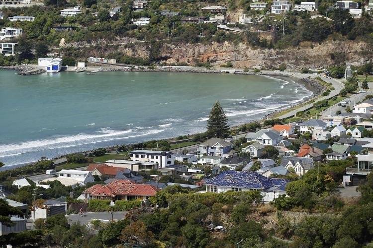 <a><img src="https://www.theepochtimes.com/assets/uploads/2015/09/Christchurch.jpg" alt="Violent aftershock follows the thousands of tremors felt since the September 2010 quake. (Martin Hunter/Getty Images)" title="Violent aftershock follows the thousands of tremors felt since the September 2010 quake. (Martin Hunter/Getty Images)" width="320" class="size-medium wp-image-1804220"/></a>