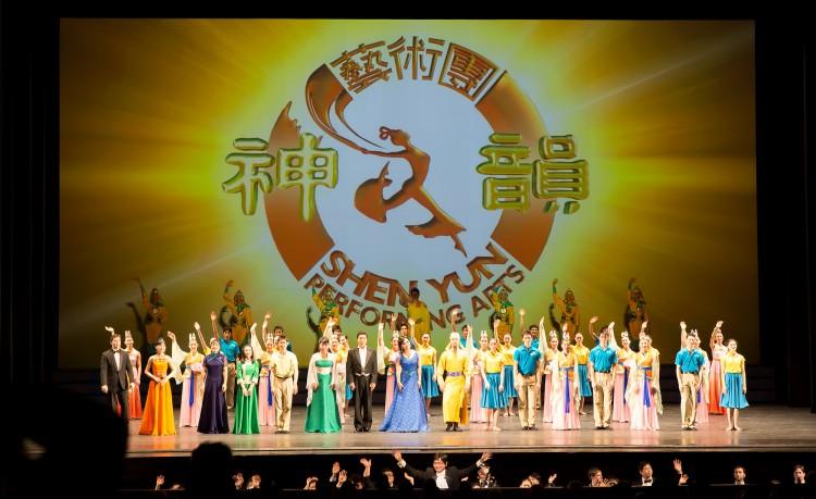 <a><img class="size-large wp-image-1771158" title="Curtain+Call_013013+Lisa+Fan_DJY" src="https://www.theepochtimes.com/assets/uploads/2015/09/Curtain+Call_013013+Lisa+Fan_DJY1.jpg" alt="Shen Yun Performance at the Kennedy Center in Washington, D.C. on Jan. 30. (Lisa Fan/The Epoch Times)" width="590" height="361"/></a>