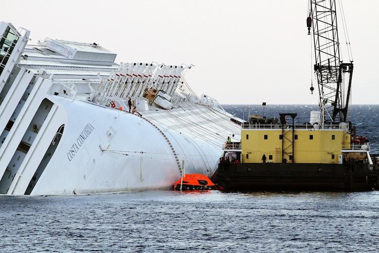 <a><img class="size-large wp-image-1792838" title="Start of Costa Concordia Defueling Procedures" src="https://www.theepochtimes.com/assets/uploads/2015/09/DEFUELING-137663731-750.jpg" alt="Start of Costa Concordia Defueling Procedures" width="590" height="393"/></a>