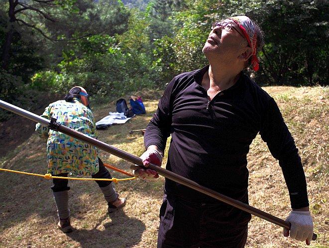 <a><img class="size-large wp-image-1781418" title="Shin Huang Seon trims the trees surrounding his family grave while his wife rakes fallen leaves Sunday at Bomun Mountain in South Korea. (Jarrod Hall/The Epoch Times) " src="https://www.theepochtimes.com/assets/uploads/2015/09/DSCF2893small.jpg" alt="Shin Huang Seon trims the trees surrounding his family grave while his wife rakes fallen leaves Sunday at Bomun Mountain in South Korea. (Jarrod Hall/The Epoch Times) " width="590" height="443"/></a>