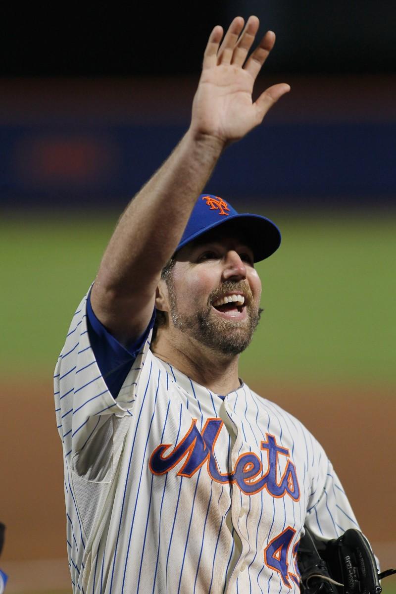 <a><img class="size-medium wp-image-1773437" title="Baltimore Orioles v New York Mets" src="https://www.theepochtimes.com/assets/uploads/2015/09/Dickey1465292941.jpg" alt="" width="233" height="350"/></a>