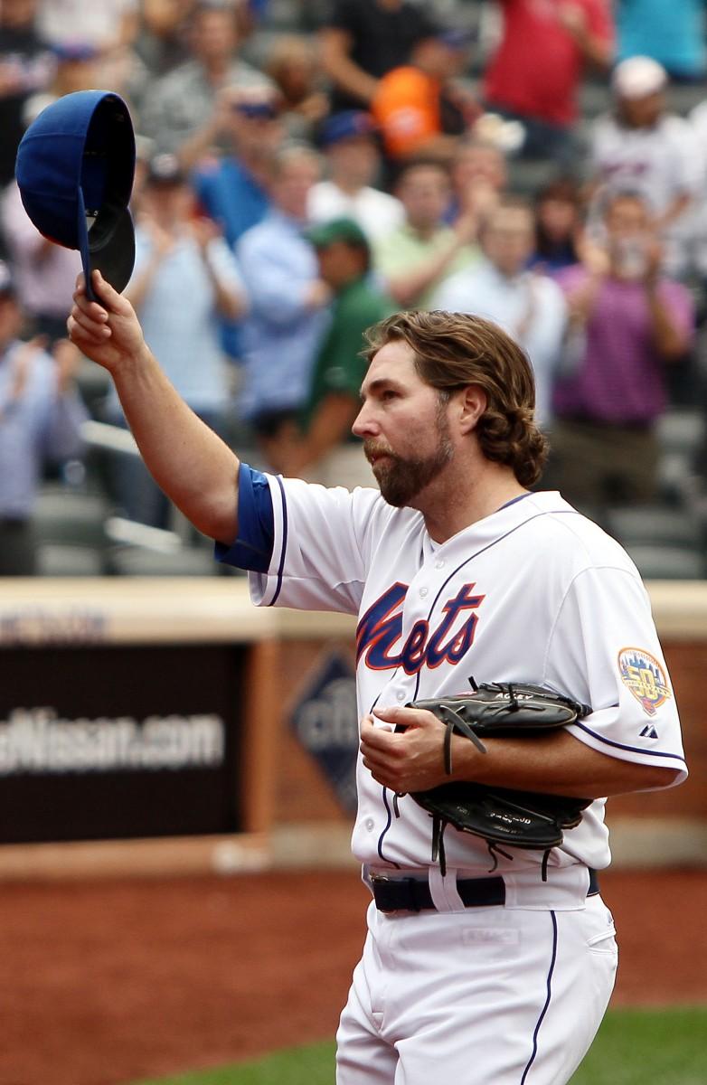 <a><img class="size-medium wp-image-1774476" title="Pittsburgh Pirates v New York Mets" src="https://www.theepochtimes.com/assets/uploads/2015/09/DickeyCyYoung152851093.jpg" alt="" width="228" height="350"/></a>