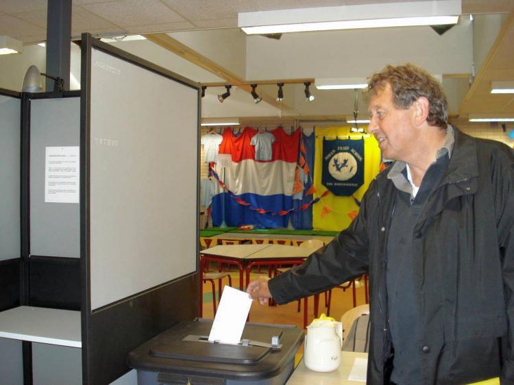 <a><img src="https://www.theepochtimes.com/assets/uploads/2015/09/DutchElection.jpg" alt="The Dutch went to the polls to pick their 25 representatives of the total 736 seats available in the European Parliament. (The Epoch Times)" title="The Dutch went to the polls to pick their 25 representatives of the total 736 seats available in the European Parliament. (The Epoch Times)" width="320" class="size-medium wp-image-1828014"/></a>