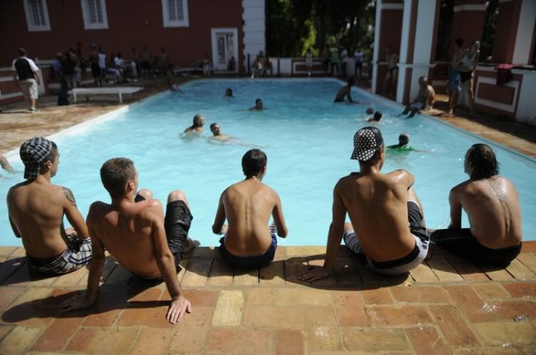 <a><img class="size-large wp-image-1782456" title="Young people rest by a pool during a sit-in designed to draw attention to the economic situation and revenue disparity in Spain on a property belonging to the Duke of Moratalla, member of Spain's royal family in Cordoba on Aug. 21. Spain's Andalucia's unemployment rate is nearly 34 percent, a region particularly hard hit by a recession brought on by the collapse of its major construction industry. (Cristina Quicler/AFP/Getty Images)" src="https://www.theepochtimes.com/assets/uploads/2015/09/European-Market.jpg" alt="Young people rest by a pool during a sit-in designed to draw attention to the economic situation and revenue disparity in Spain on a property belonging to the Duke of Moratalla, member of Spain's royal family in Cordoba on Aug. 21. Spain's Andalucia's unemployment rate is nearly 34 percent, a region particularly hard hit by a recession brought on by the collapse of its major construction industry. (Cristina Quicler/AFP/Getty Images)" width="590" height="392"/></a>