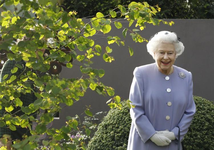 <a><img class="size-medium wp-image-1787182" title="Queen Elizabeth II The Chelsea Flower Show" src="https://www.theepochtimes.com/assets/uploads/2015/09/FRONT_main11.jpg" alt="Queen Elizabeth II The Chelsea Flower Show" width="350" height="262"/></a>