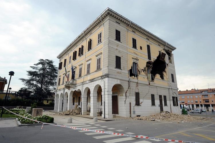 <a><img class="size-large wp-image-1787292" title=" The Town Hall of Sant'Agostino is damaged following an earthquake on May 20, in Ferrara, Italy.(Roberto Serra/Iguana Press/Getty Images)" src="https://www.theepochtimes.com/assets/uploads/2015/09/Ferrara1448887901.jpg" alt="" width="590" height="392"/></a>