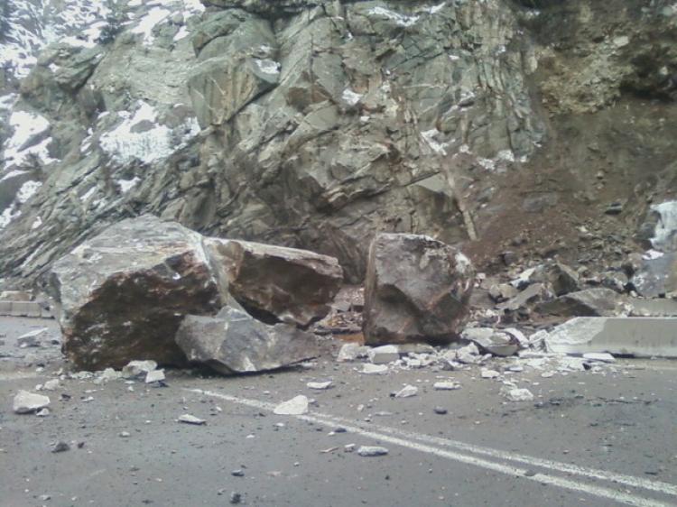 <a><img src="https://www.theepochtimes.com/assets/uploads/2015/09/GlenwoodRockSlide1.jpg" alt="Rock slide on I-70 in Colorado.  (Courtesy of Colorado Department of Transportation)" title="Rock slide on I-70 in Colorado.  (Courtesy of Colorado Department of Transportation)" width="320" class="size-medium wp-image-1822294"/></a>
