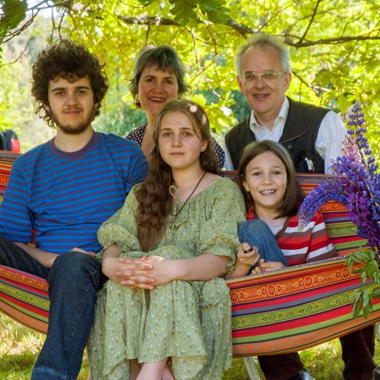 <a><img class=" wp-image-1780924 " src="https://www.theepochtimes.com/assets/uploads/2015/09/HImmelstrand_family_homeschooling_Sweden.jpg" alt="" width="302" height="302"/></a>